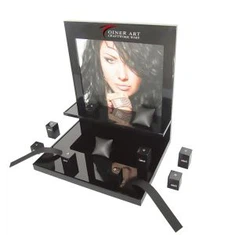 Черно гледай дисплей с рафт и картина